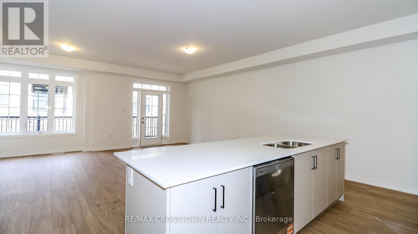 Unit 20 - 2025 Matteer Court, Innisfil, ON - Indoor Photo Showing Kitchen With Double Sink