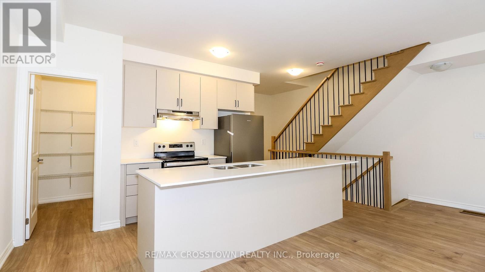 Unit 20 - 2025 Matteer Court, Innisfil, ON - Indoor Photo Showing Kitchen