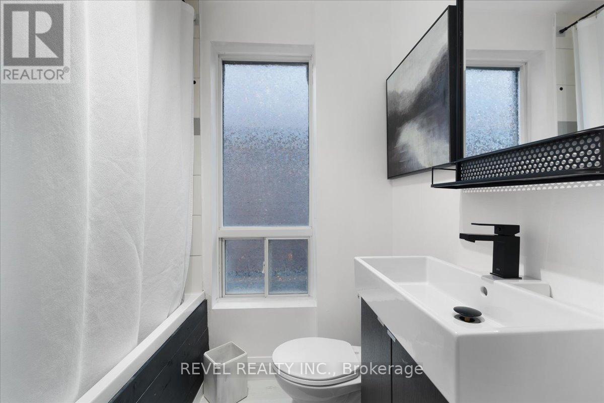 39 Division Street, Hamilton, ON - Indoor Photo Showing Bathroom