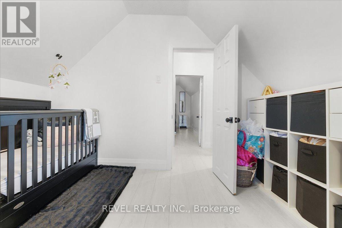 39 Division Street, Hamilton, ON - Indoor Photo Showing Bedroom