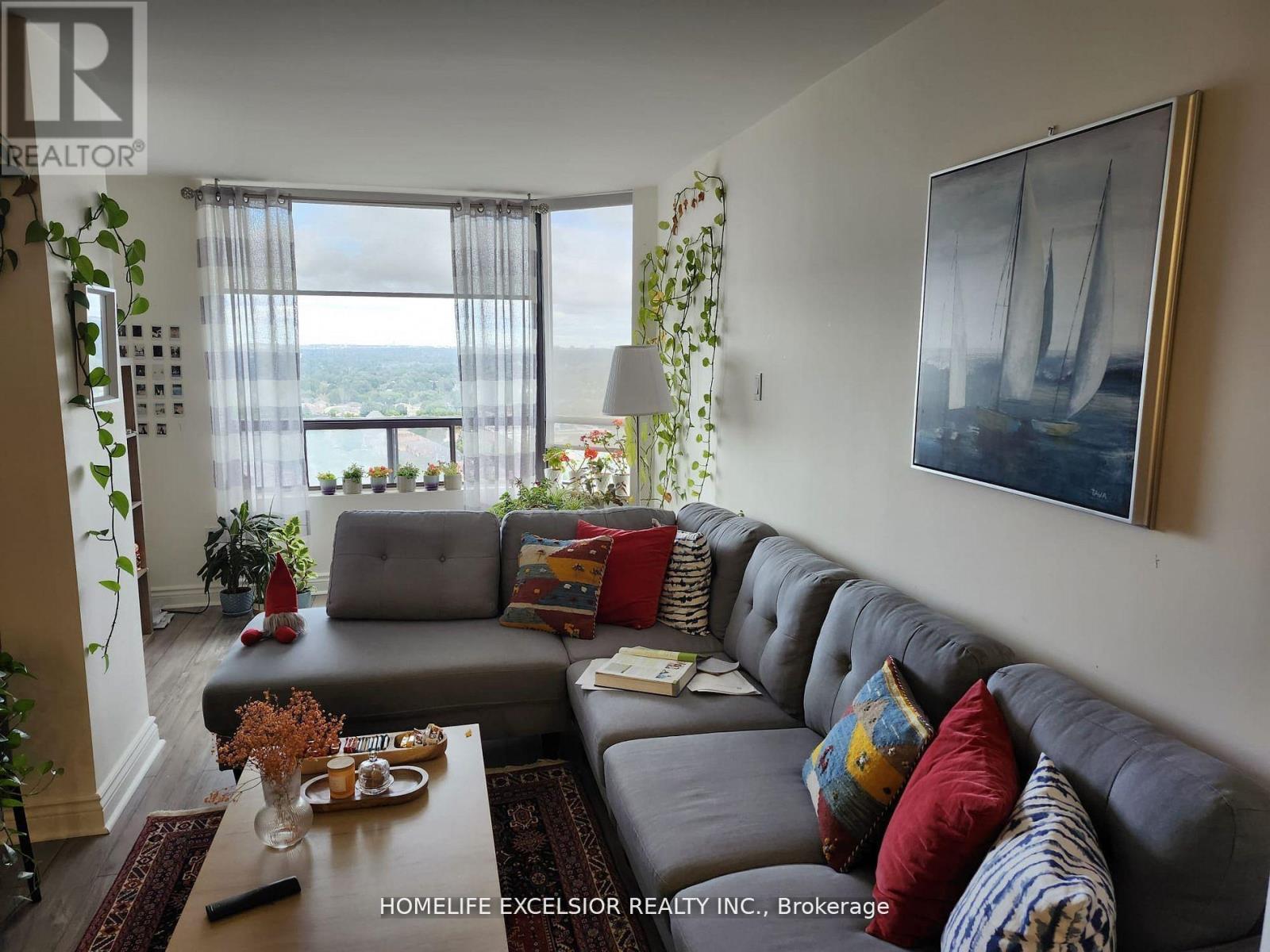 1402 - 7601 Bathurst Street, Vaughan, ON - Indoor Photo Showing Living Room