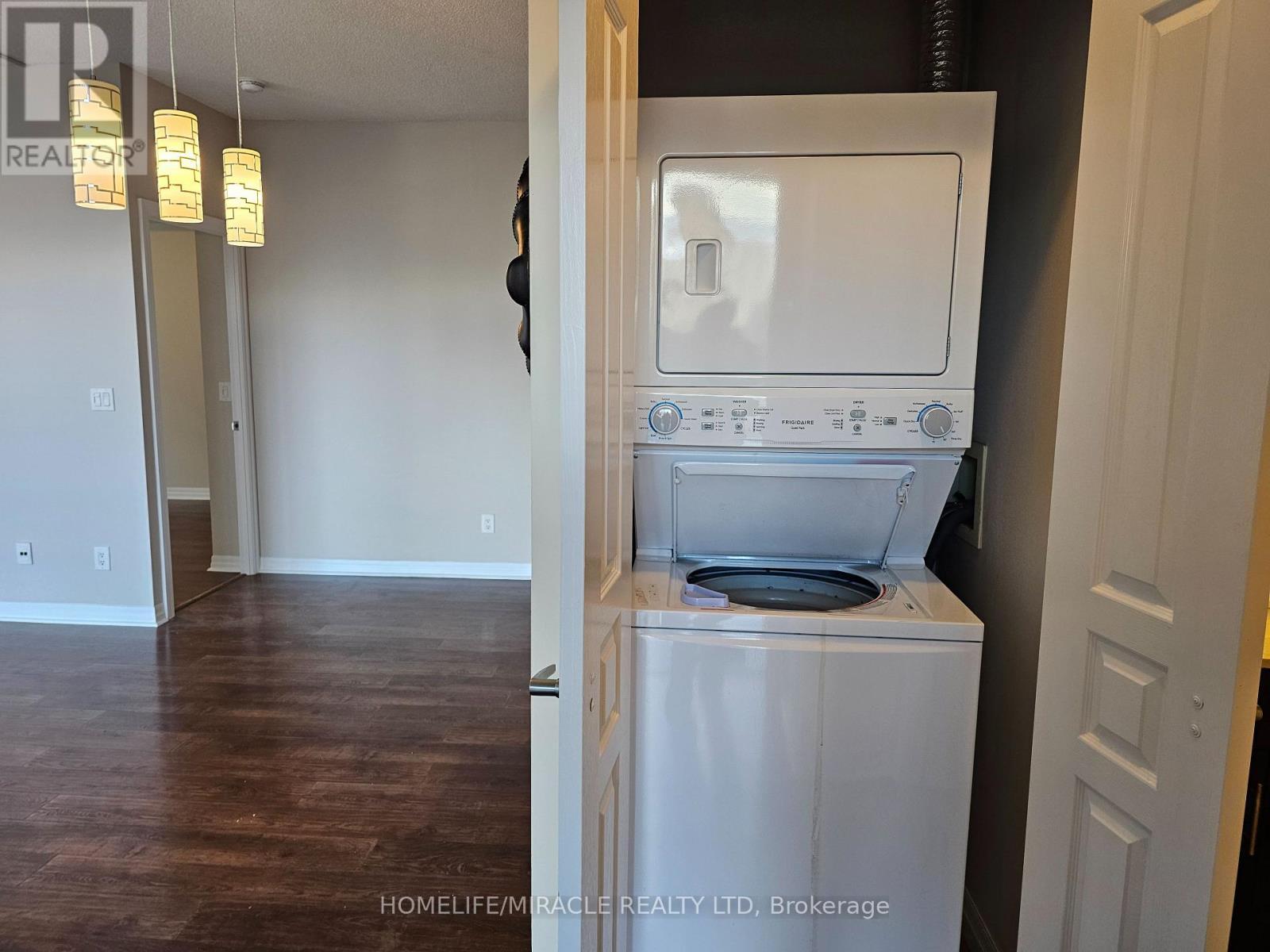 406 - 225 Webb Drive, Mississauga, ON - Indoor Photo Showing Laundry Room