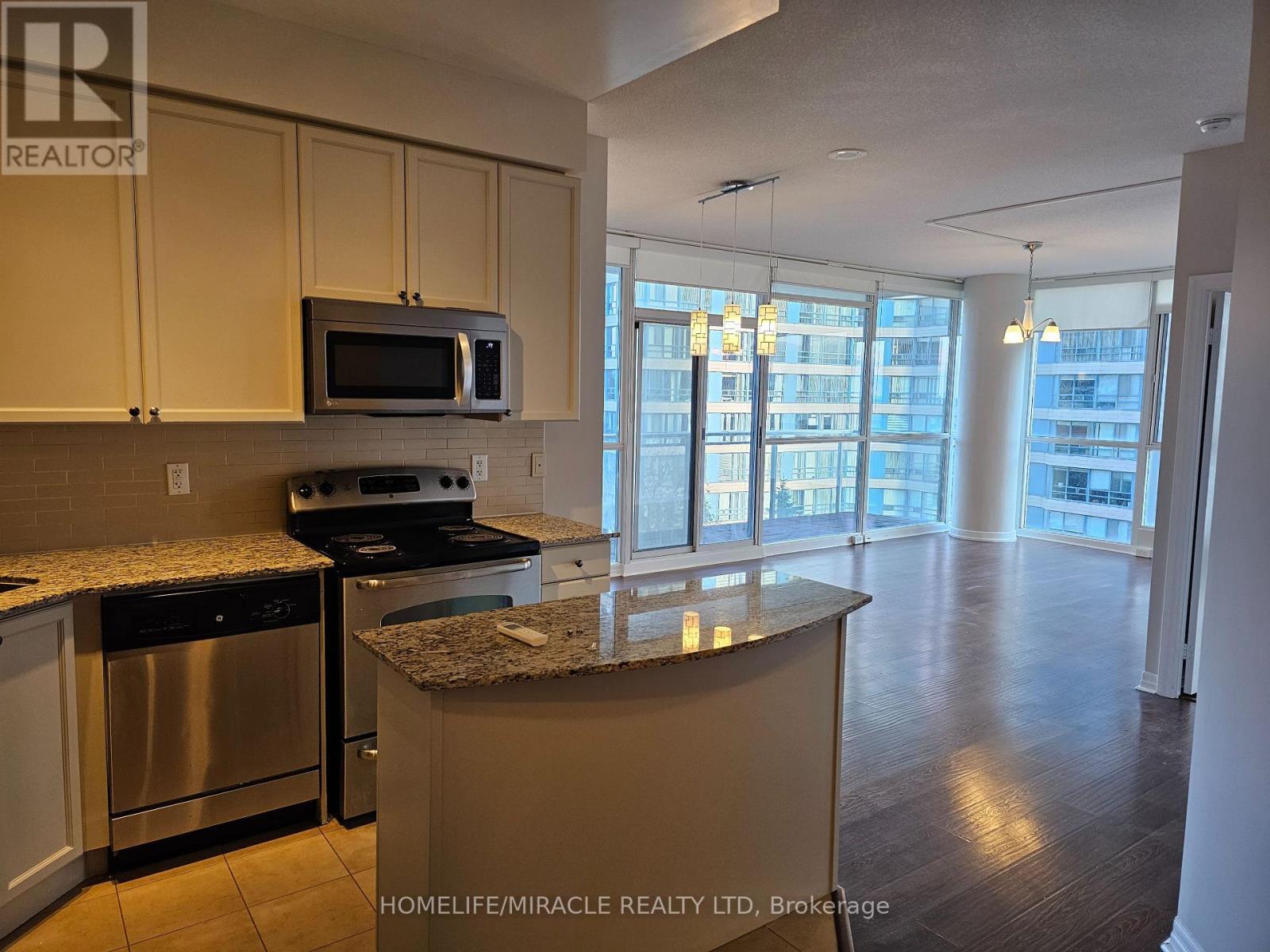 406 - 225 Webb Drive, Mississauga, ON - Indoor Photo Showing Kitchen