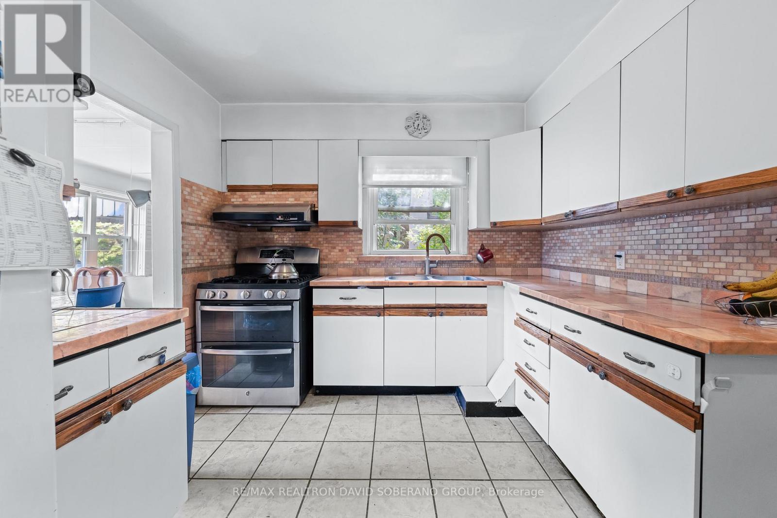 17 Wigan Crescent, Toronto, ON - Indoor Photo Showing Kitchen With Double Sink