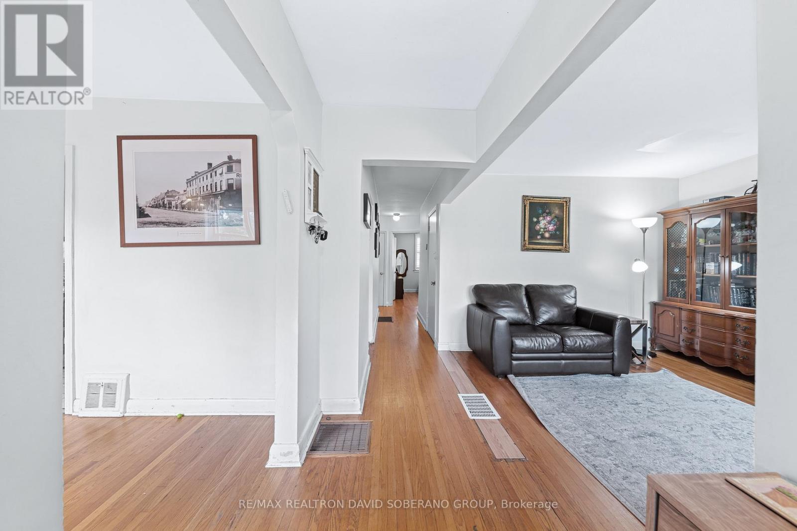 17 Wigan Crescent, Toronto, ON - Indoor Photo Showing Living Room