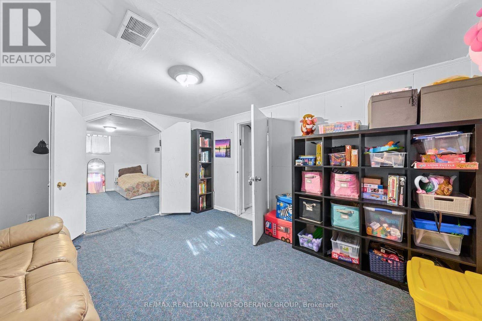 17 Wigan Crescent, Toronto, ON - Indoor Photo Showing Other Room