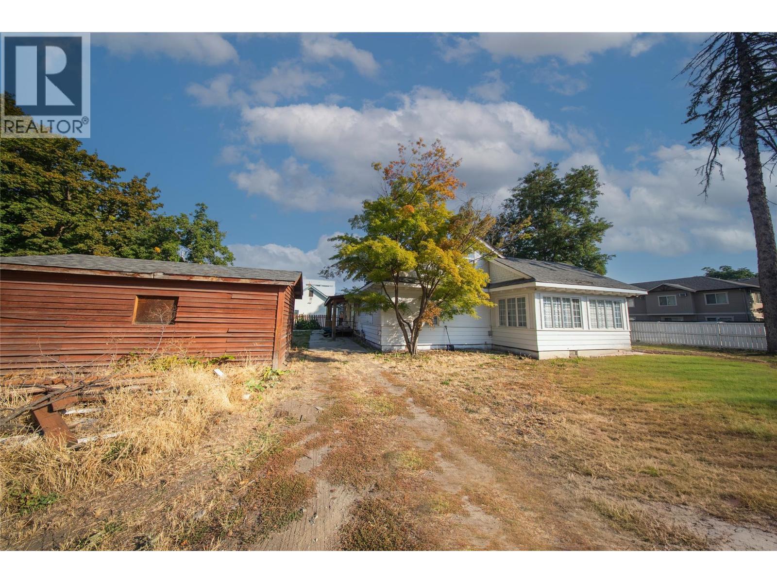 2340 Pandosy Street, Kelowna, BC - Outdoor