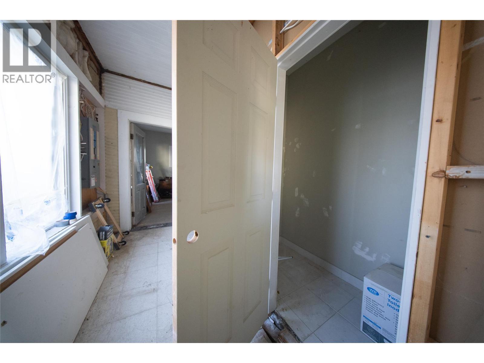 2340 Pandosy Street, Kelowna, BC - Indoor Photo Showing Other Room