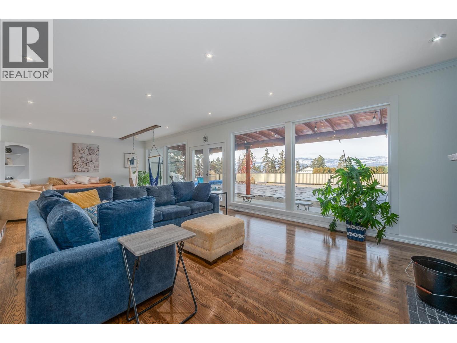 514 Hawes Court, Kelowna, BC - Indoor Photo Showing Living Room