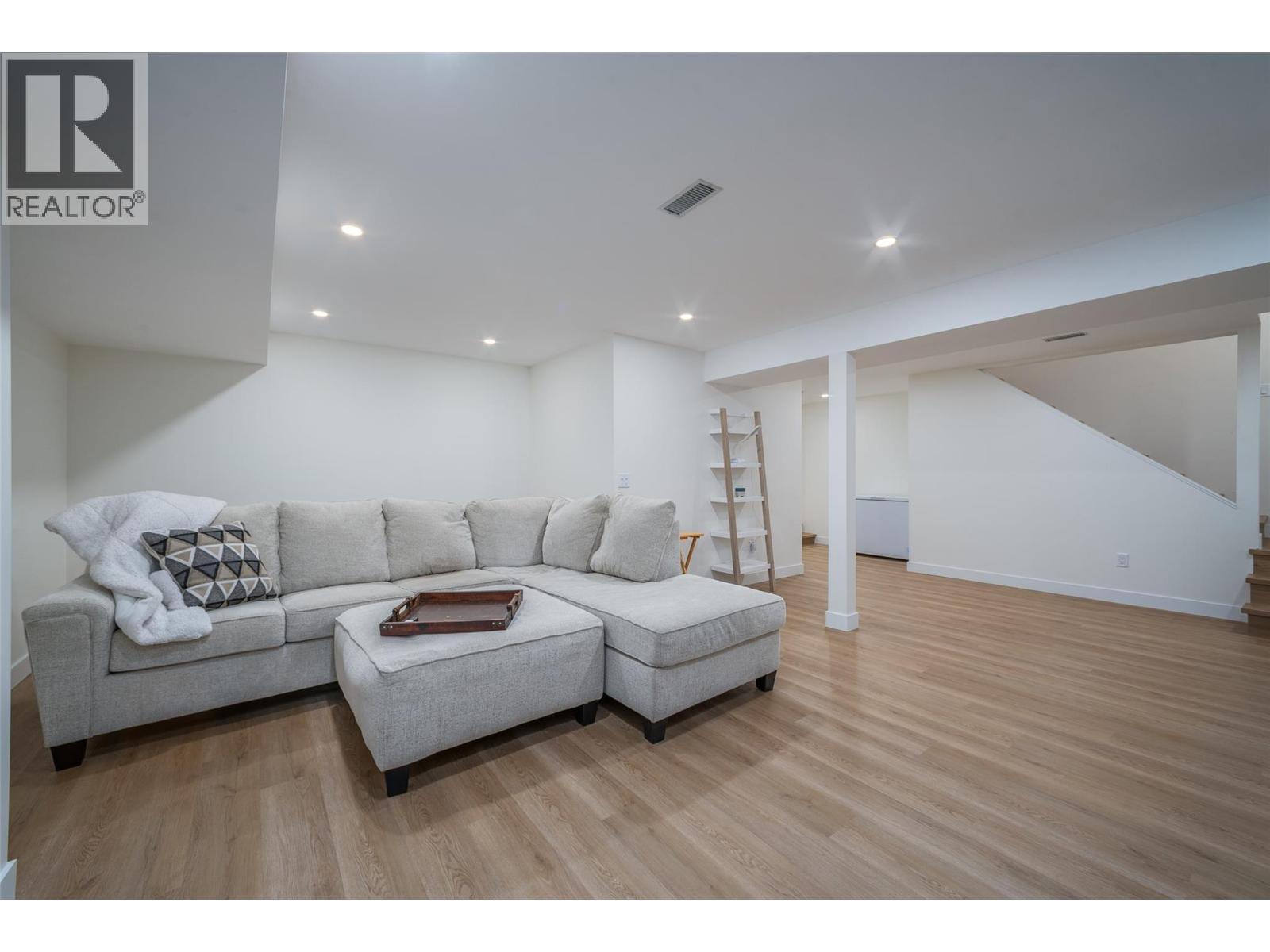 514 Hawes Court, Kelowna, BC - Indoor Photo Showing Living Room
