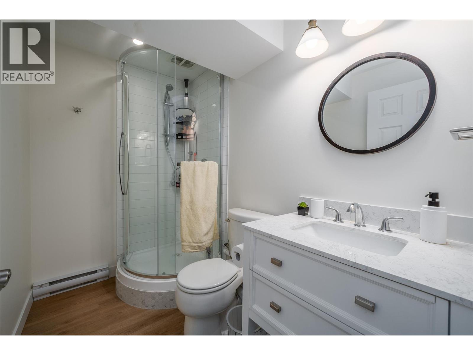 514 Hawes Court, Kelowna, BC - Indoor Photo Showing Bathroom