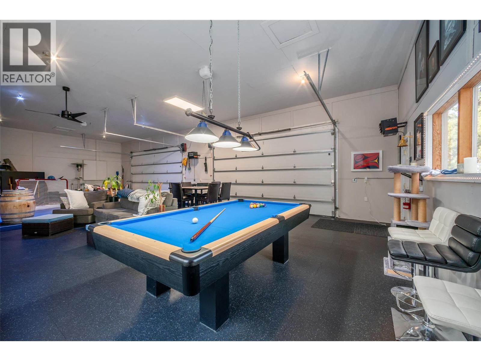 514 Hawes Court, Kelowna, BC - Indoor Photo Showing Garage