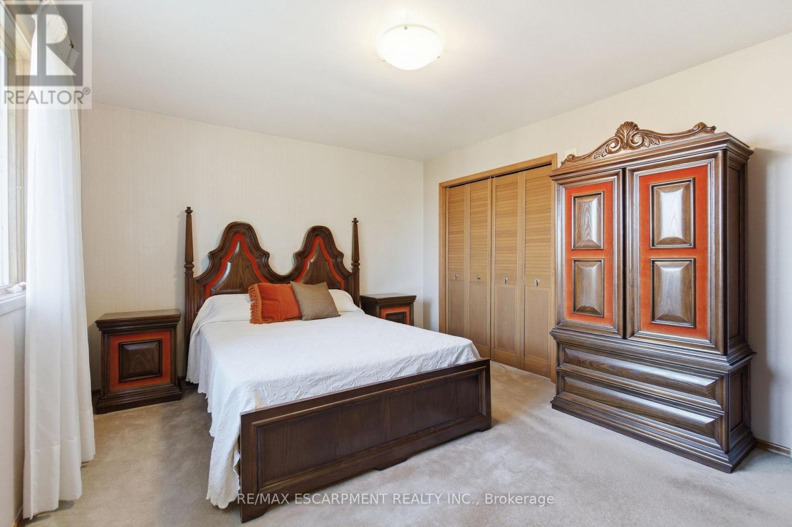 1235 Barton Street, Hamilton, ON - Indoor Photo Showing Bedroom