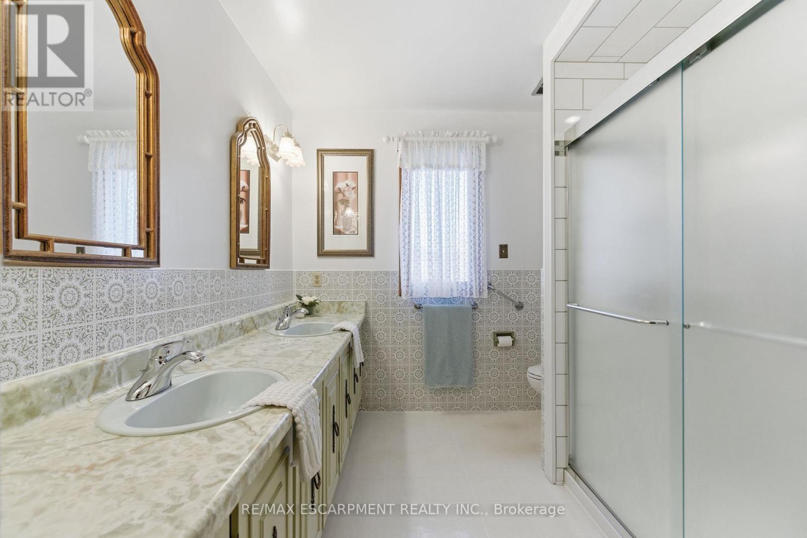 1235 Barton Street, Hamilton, ON - Indoor Photo Showing Bathroom