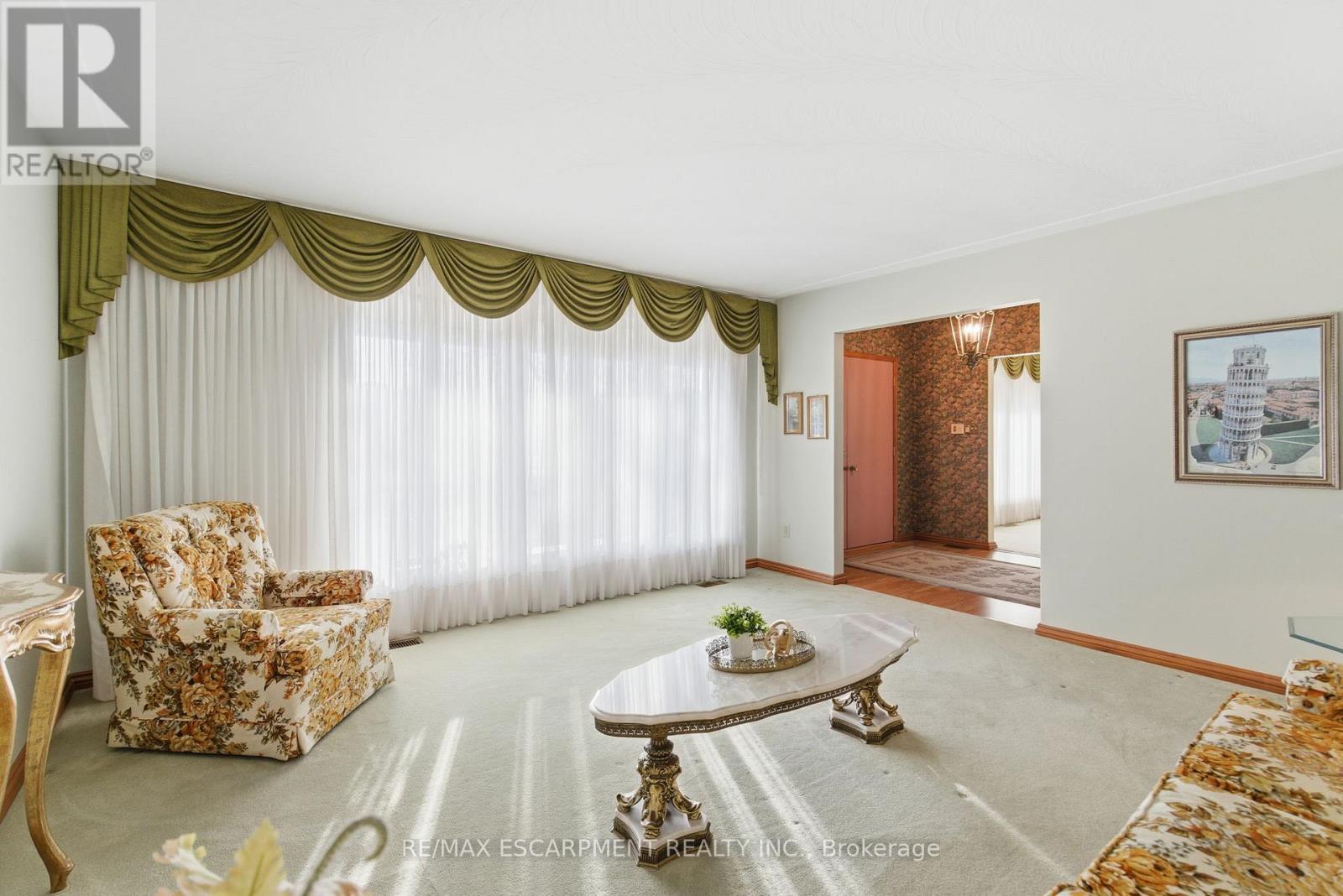 1235 Barton Street, Hamilton, ON - Indoor Photo Showing Living Room