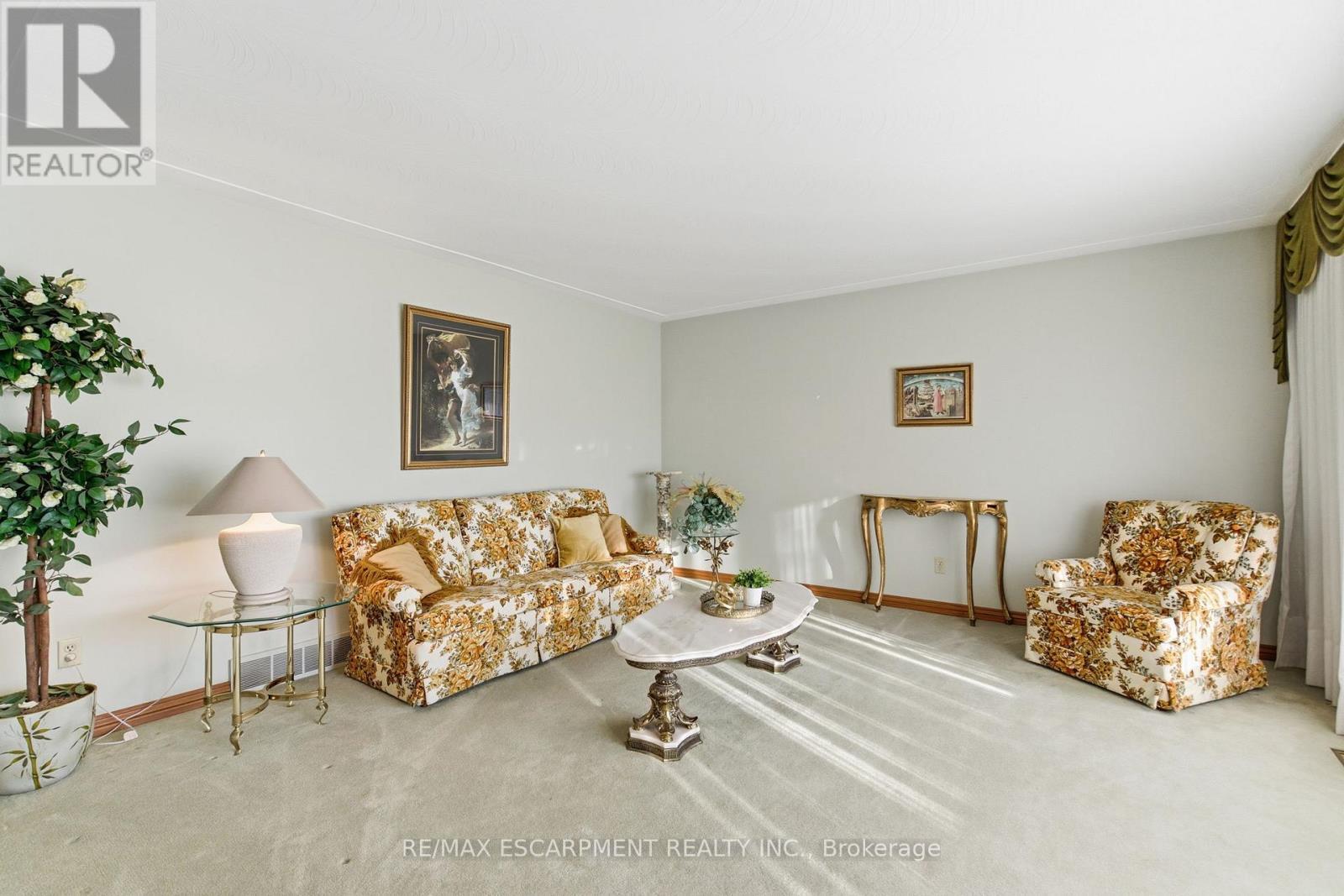 1235 Barton Street, Hamilton, ON - Indoor Photo Showing Living Room