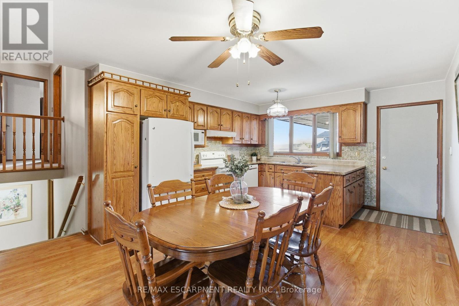 1235 Barton Street, Hamilton, ON - Indoor Photo Showing Dining Room