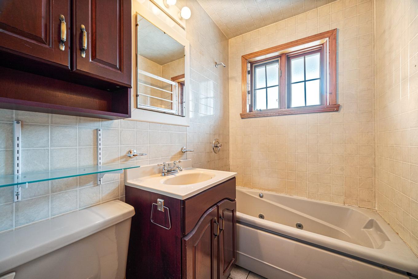 Salle de bains - 675 Rue Coursol, Laval (Chomedey), QC - Indoor Photo Showing Bathroom