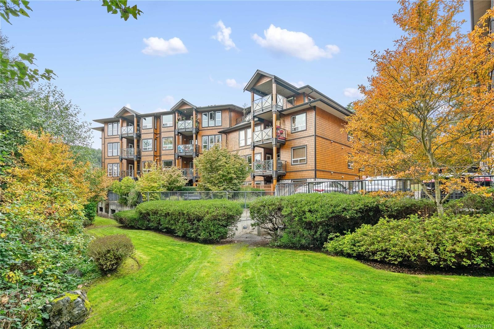 303-101 Nursery Hill Dr, View Royal, BC - Outdoor