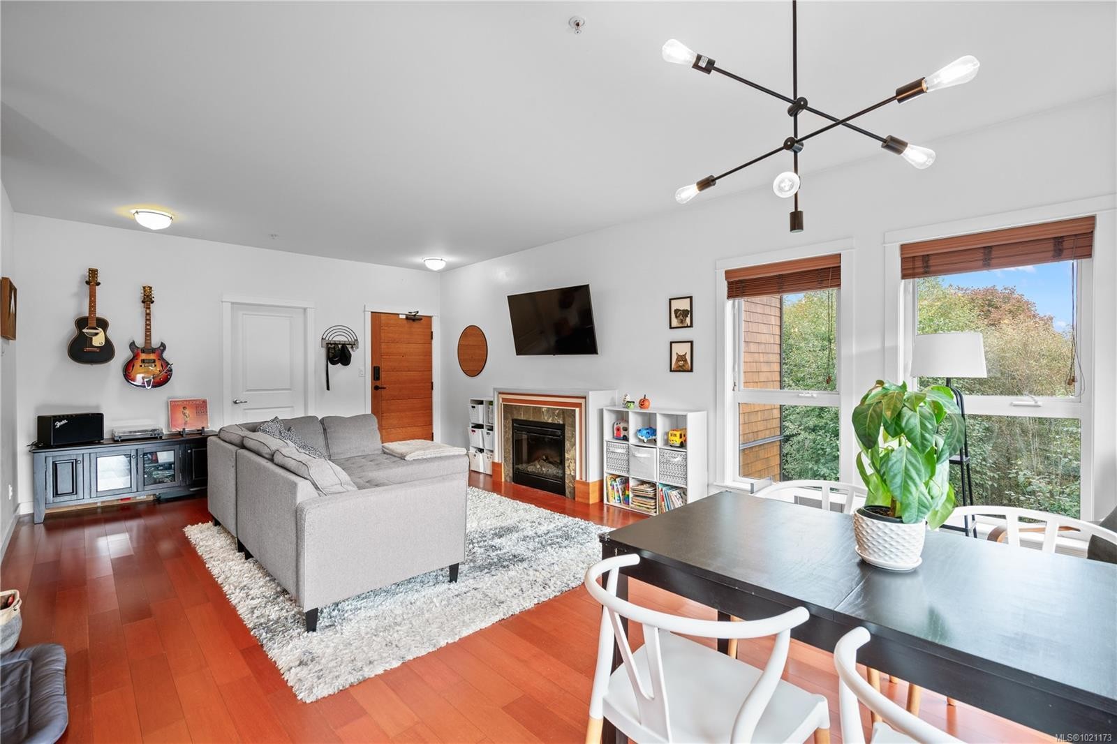 303-101 Nursery Hill Dr, View Royal, BC - Indoor Photo Showing Living Room With Fireplace