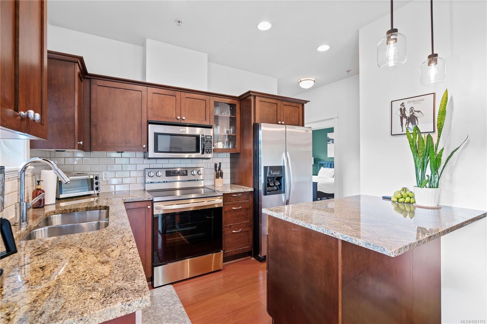 303-101 Nursery Hill Dr, View Royal, BC - Indoor Photo Showing Kitchen With Double Sink With Upgraded Kitchen