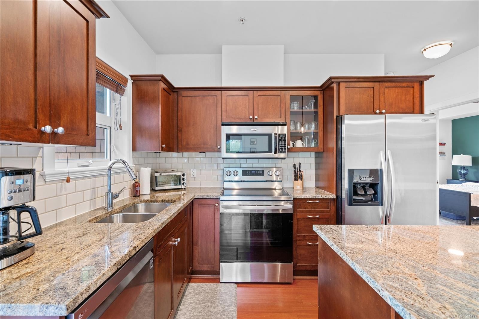 303-101 Nursery Hill Dr, View Royal, BC - Indoor Photo Showing Kitchen With Double Sink With Upgraded Kitchen