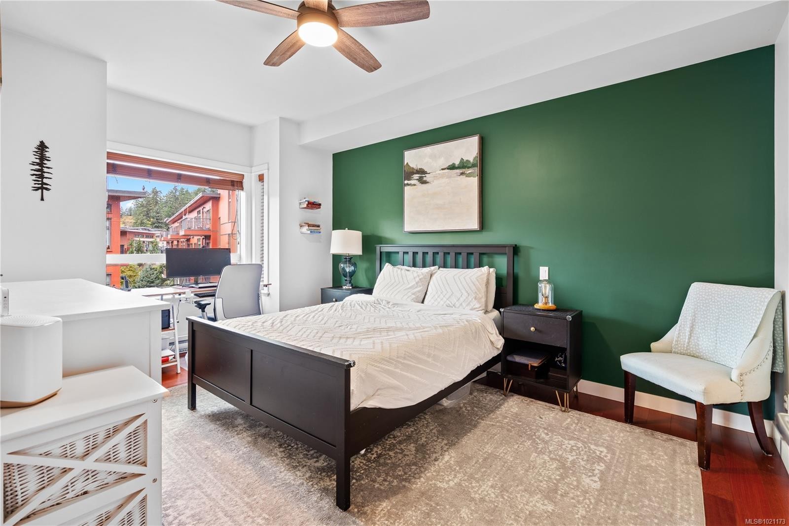 303-101 Nursery Hill Dr, View Royal, BC - Indoor Photo Showing Bedroom