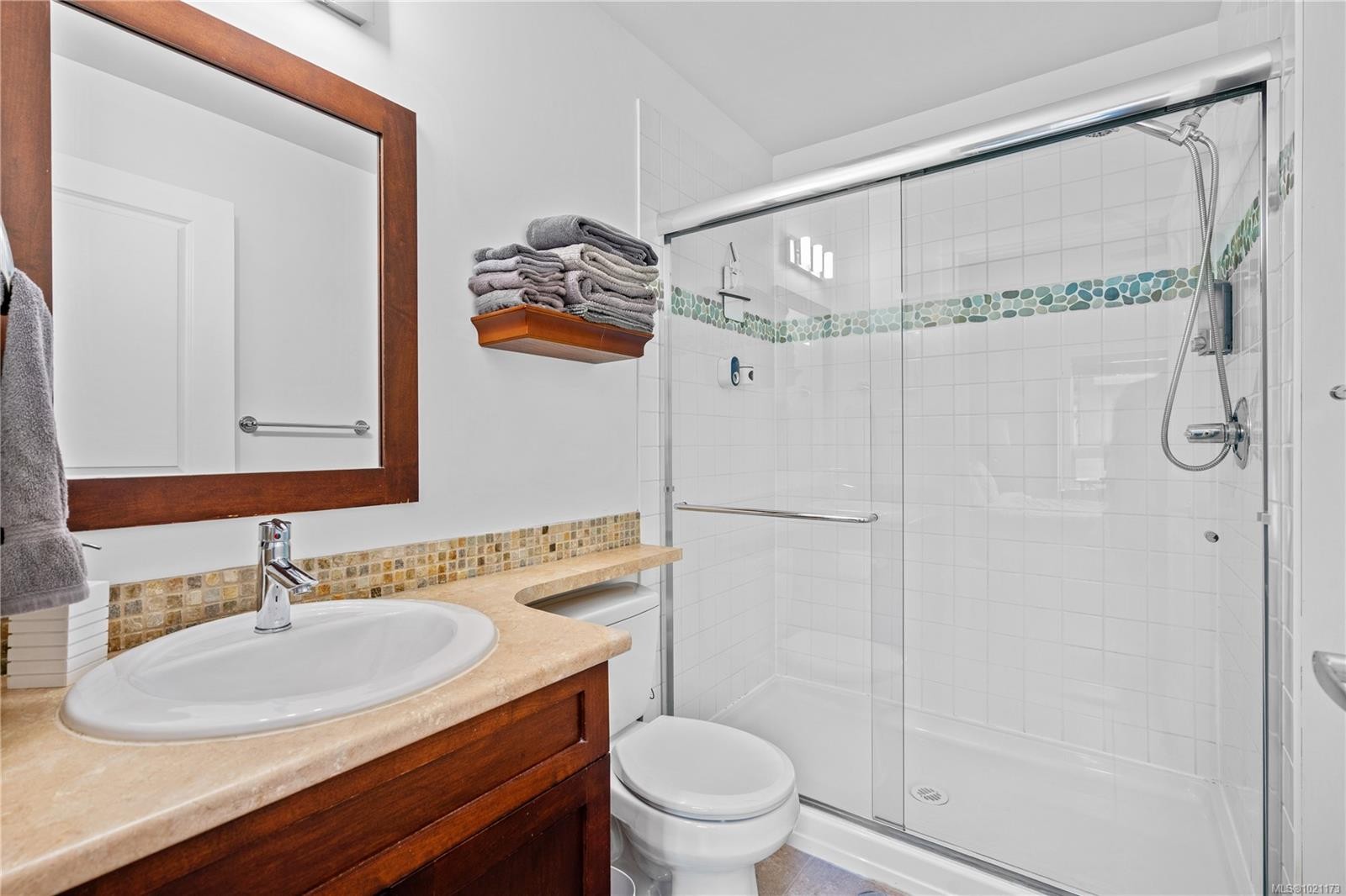 303-101 Nursery Hill Dr, View Royal, BC - Indoor Photo Showing Bathroom