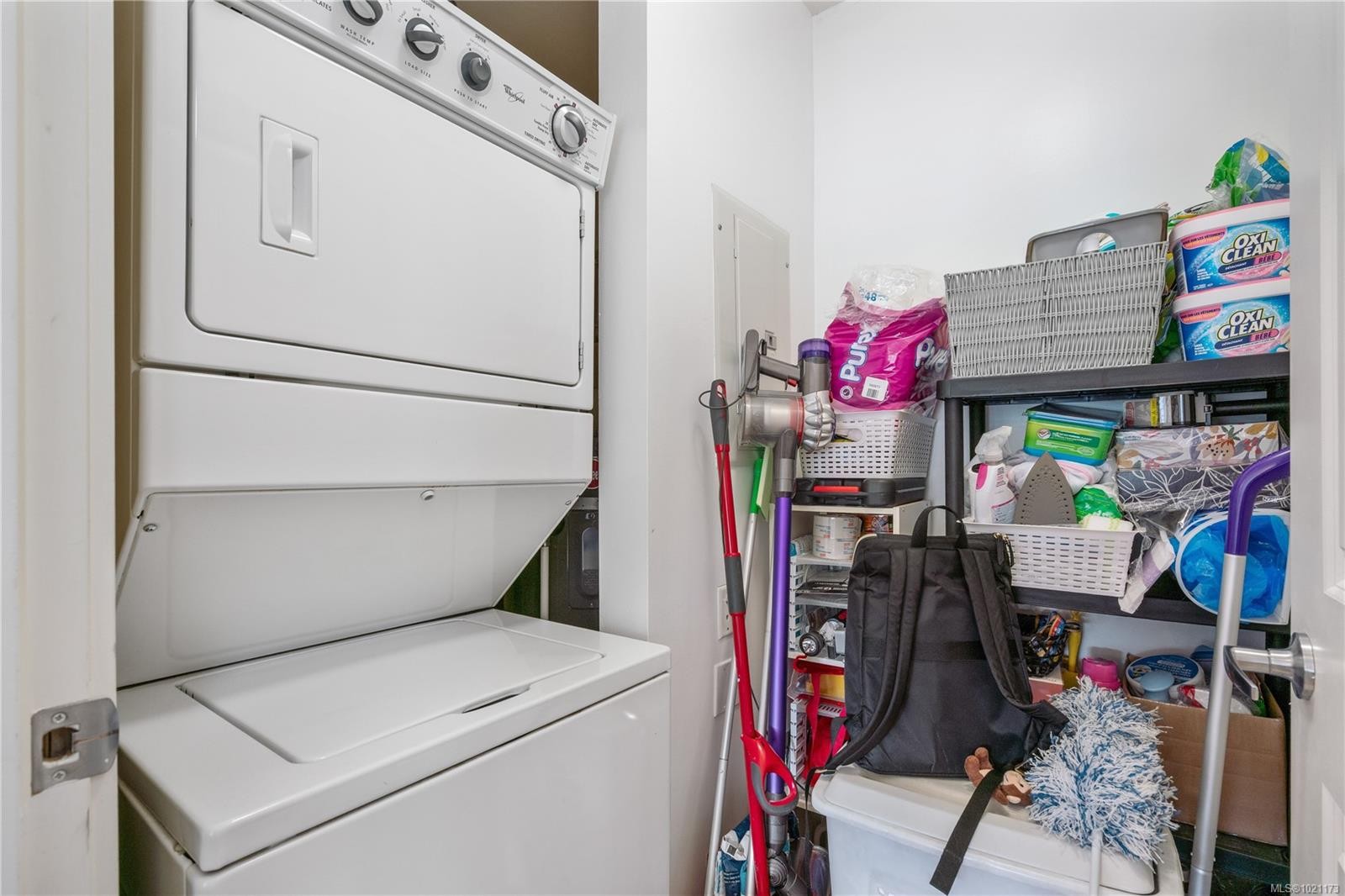 303-101 Nursery Hill Dr, View Royal, BC - Indoor Photo Showing Laundry Room