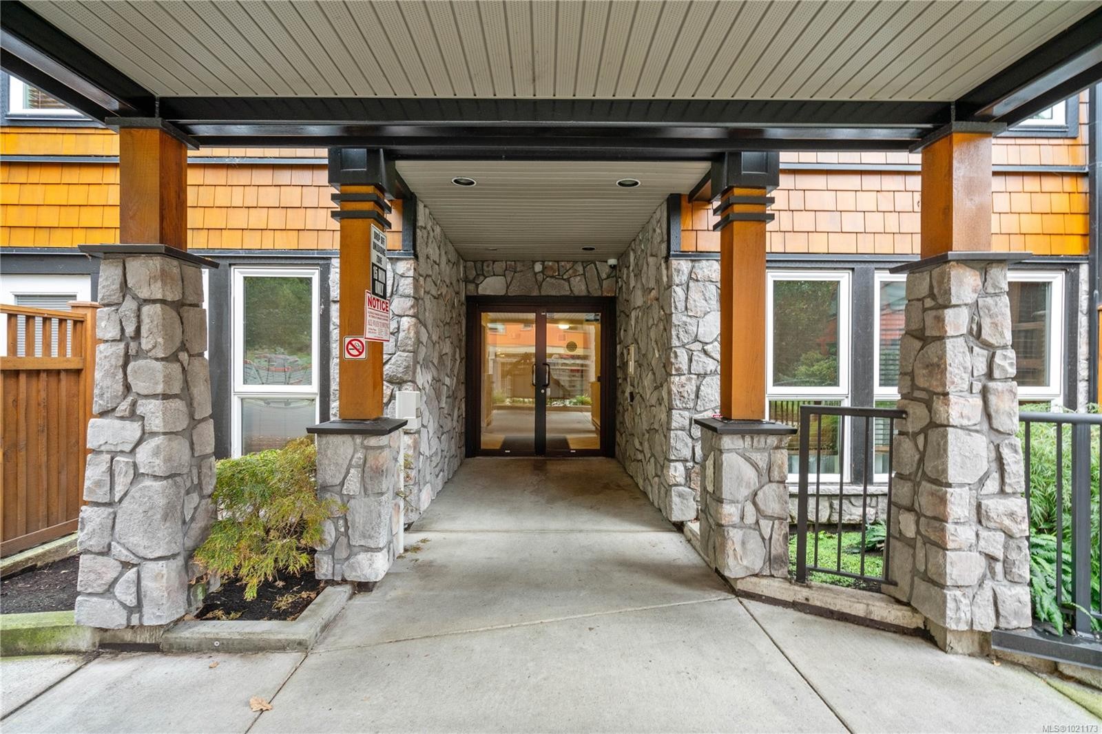 303-101 Nursery Hill Dr, View Royal, BC - Outdoor