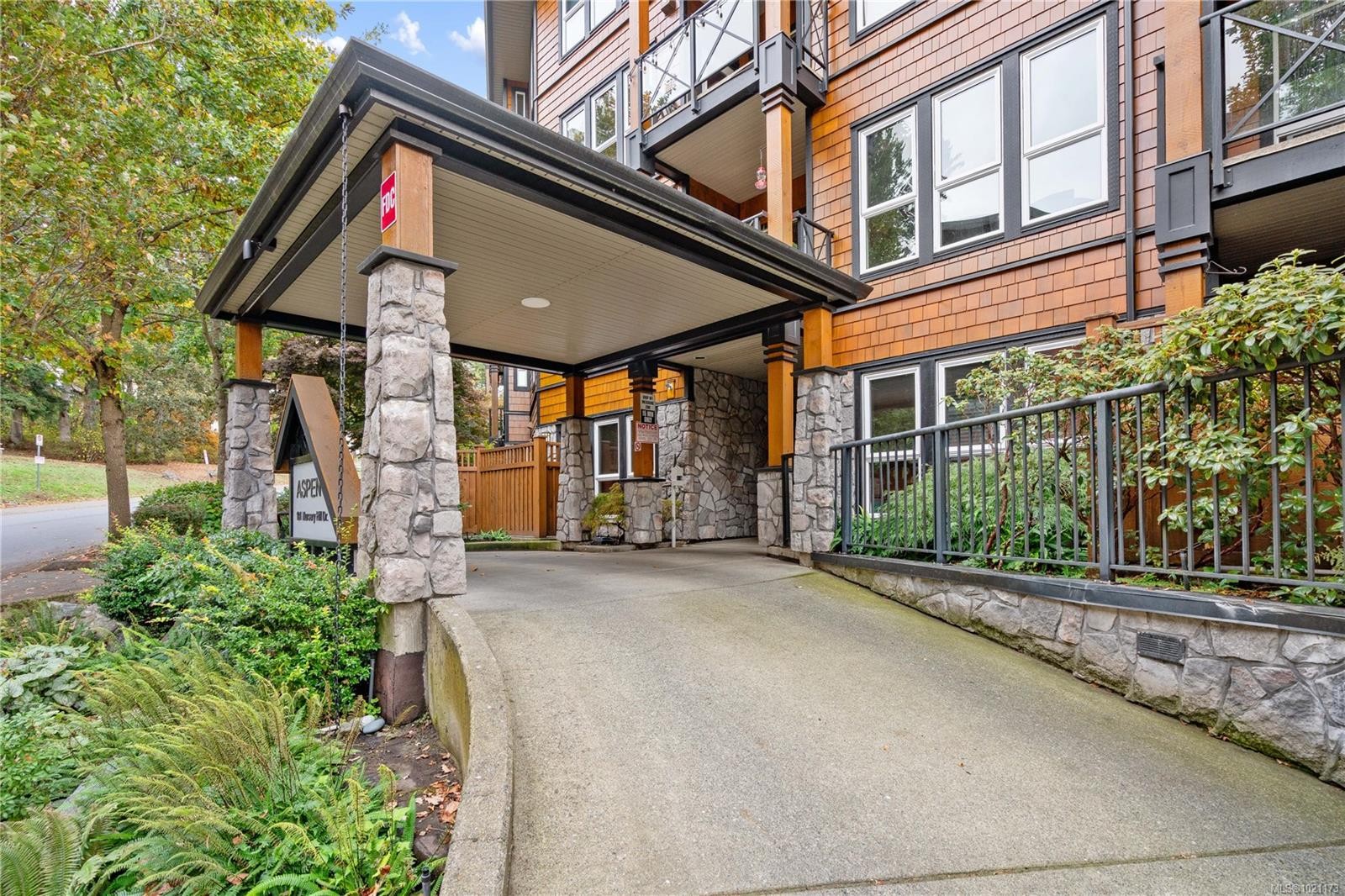 303-101 Nursery Hill Dr, View Royal, BC - Outdoor