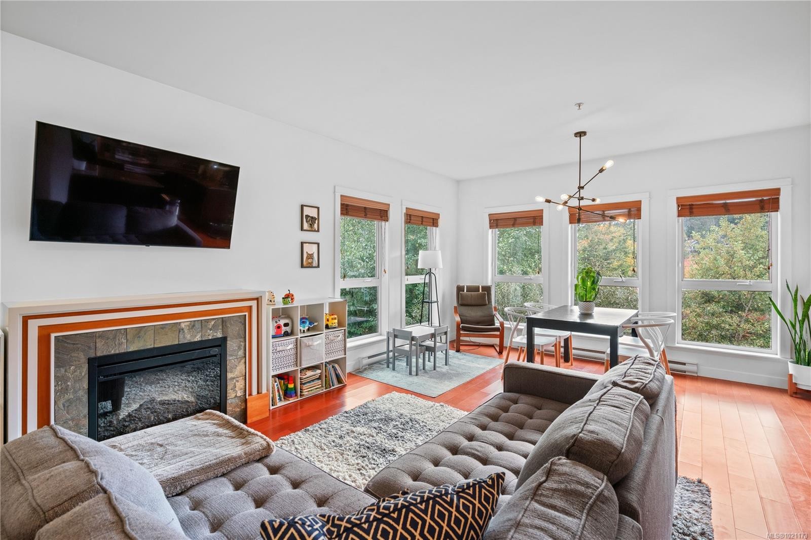 303-101 Nursery Hill Dr, View Royal, BC - Indoor Photo Showing Living Room With Fireplace