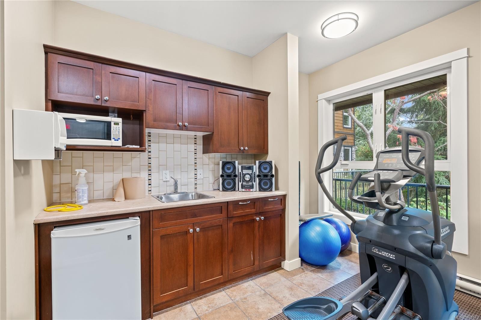 303-101 Nursery Hill Dr, View Royal, BC - Indoor Photo Showing Kitchen