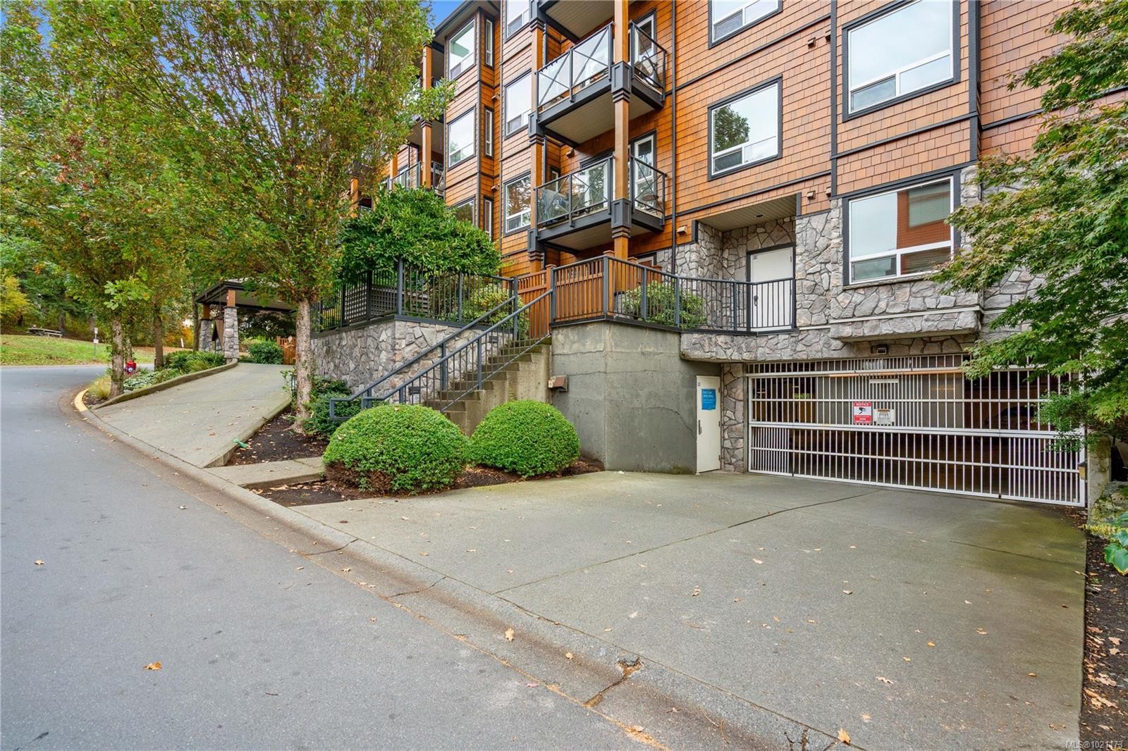 303-101 Nursery Hill Dr, View Royal, BC - Outdoor