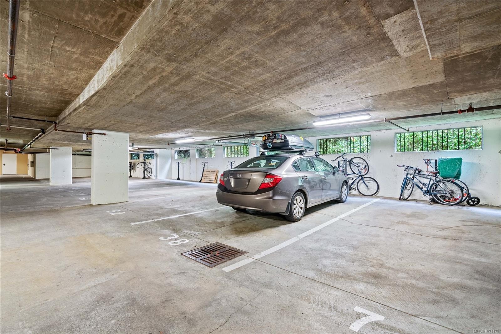 303-101 Nursery Hill Dr, View Royal, BC - Indoor Photo Showing Garage