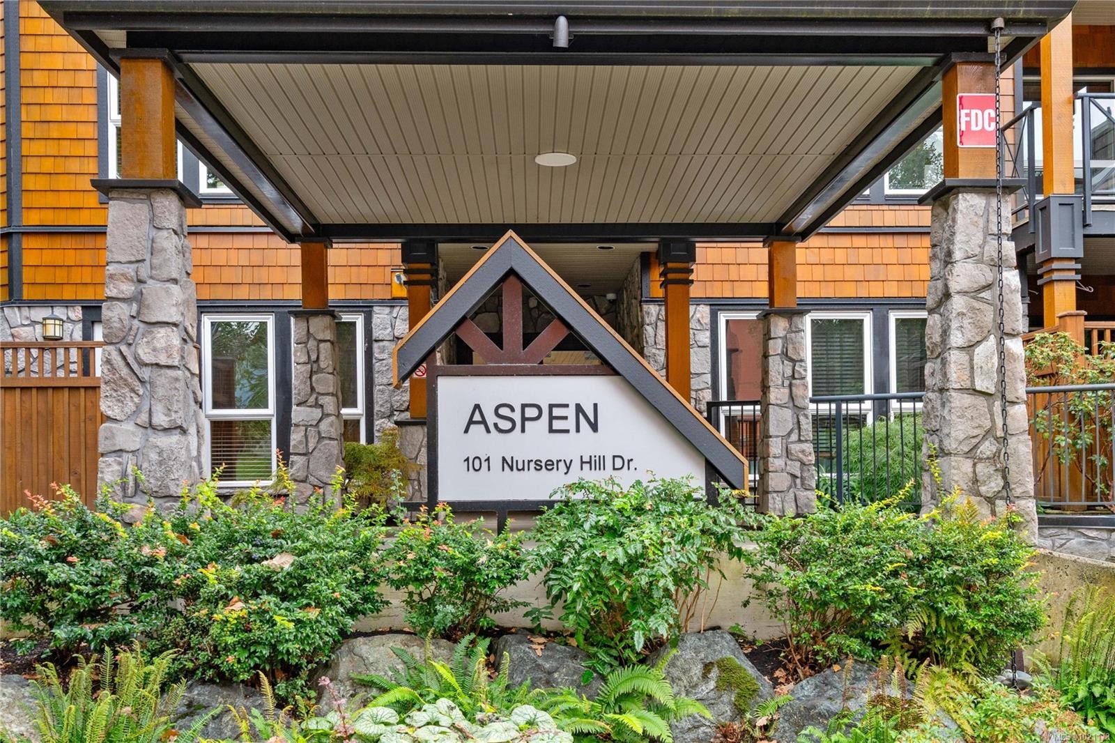 303-101 Nursery Hill Dr, View Royal, BC - Outdoor