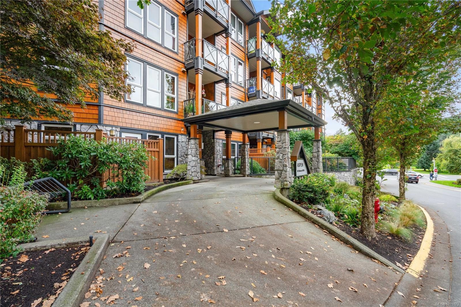 303-101 Nursery Hill Dr, View Royal, BC - Outdoor