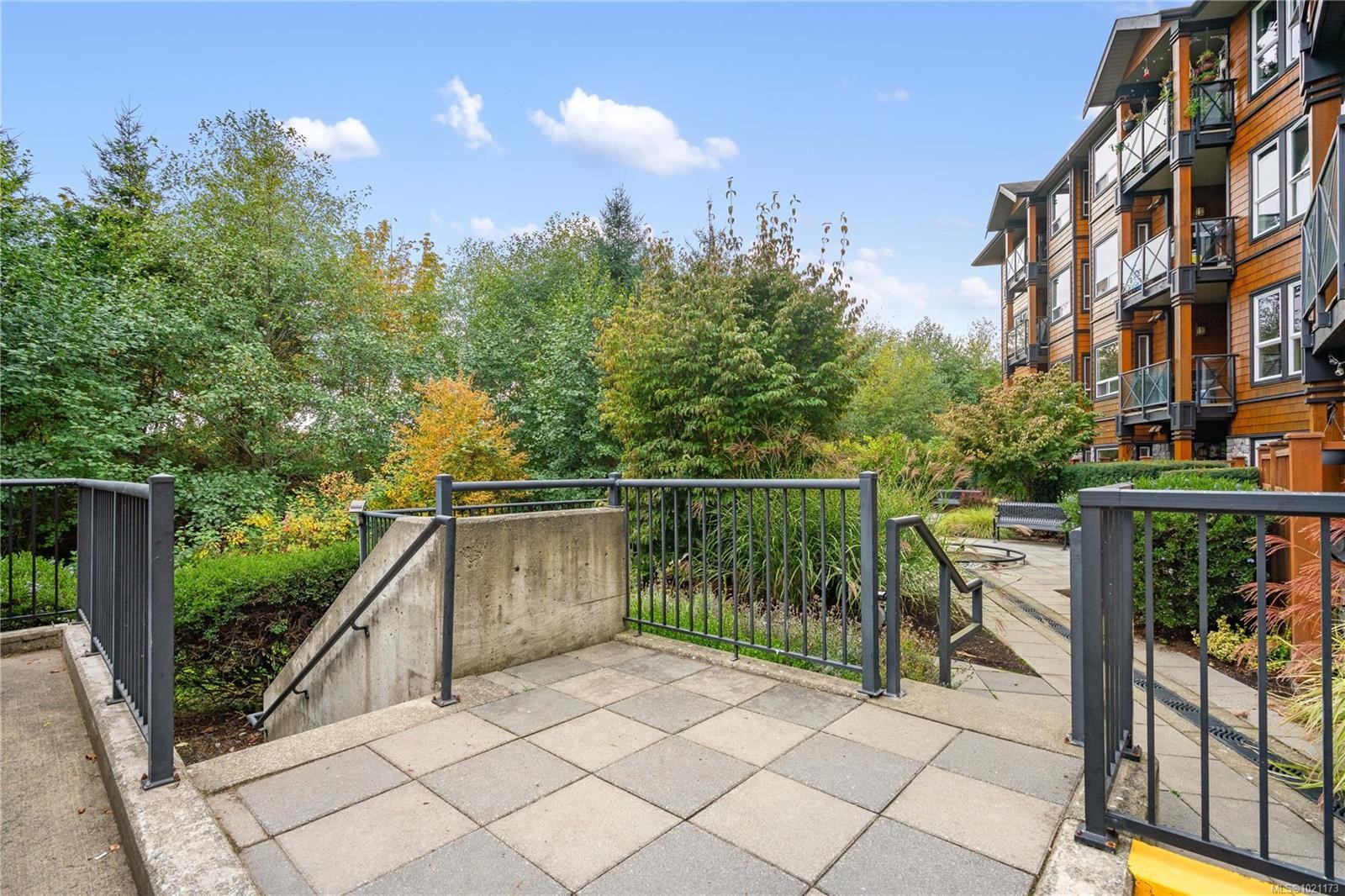 303-101 Nursery Hill Dr, View Royal, BC - Outdoor