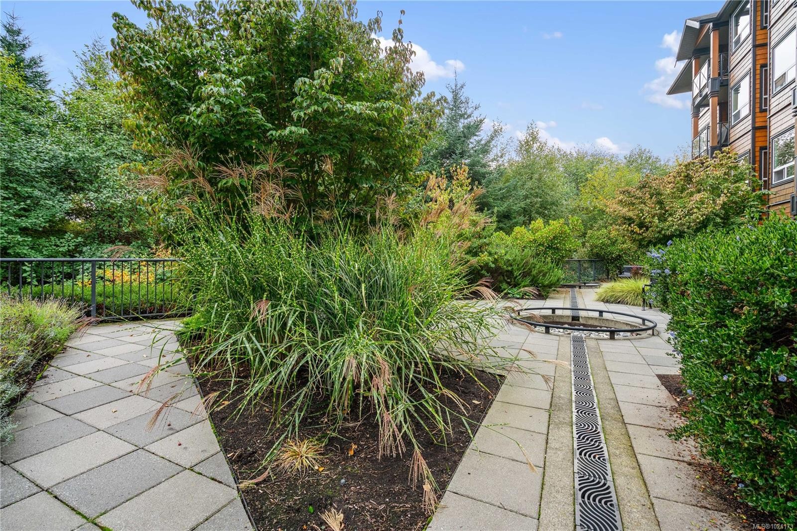 303-101 Nursery Hill Dr, View Royal, BC - Outdoor