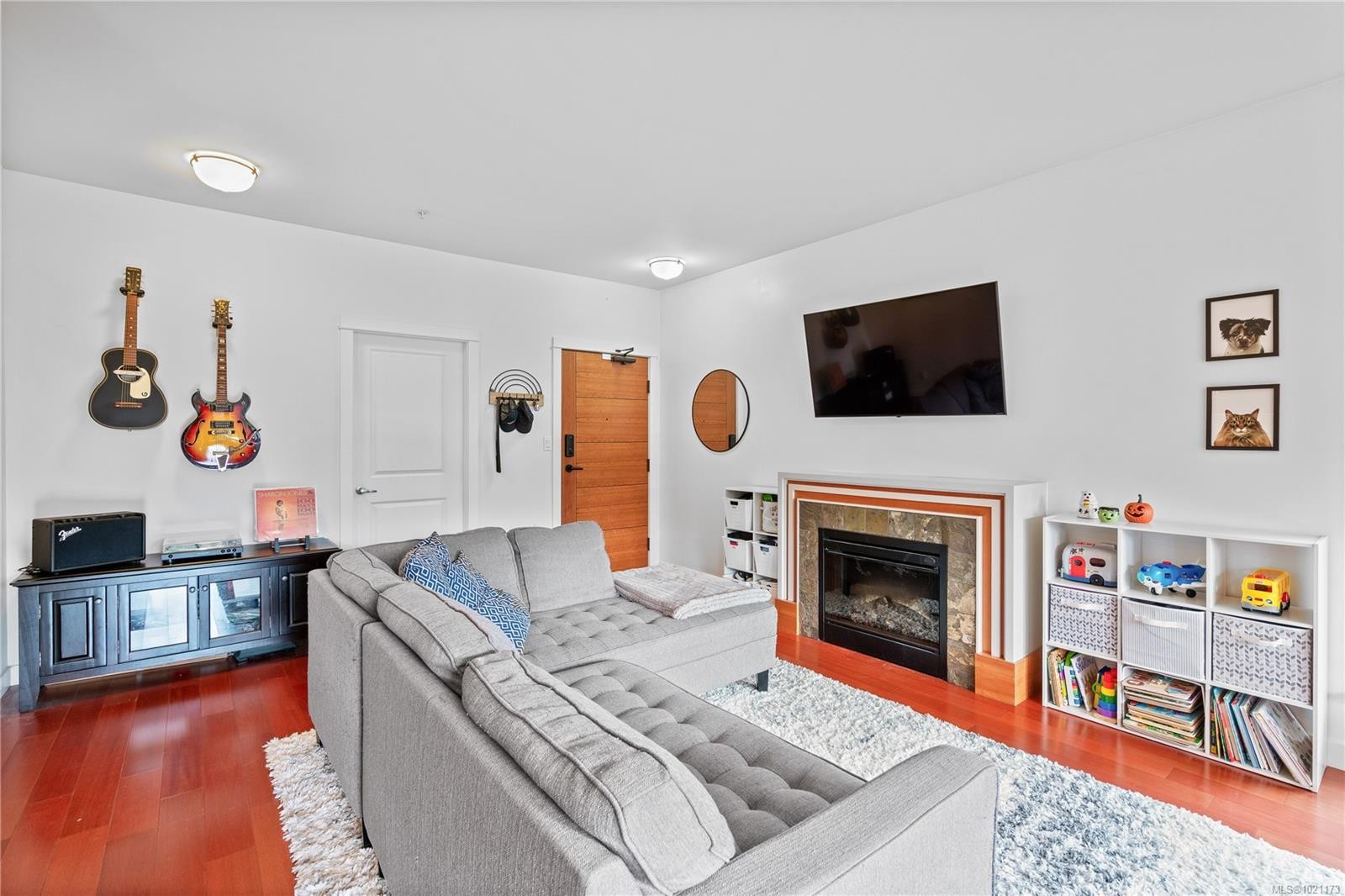 303-101 Nursery Hill Dr, View Royal, BC - Indoor Photo Showing Living Room With Fireplace