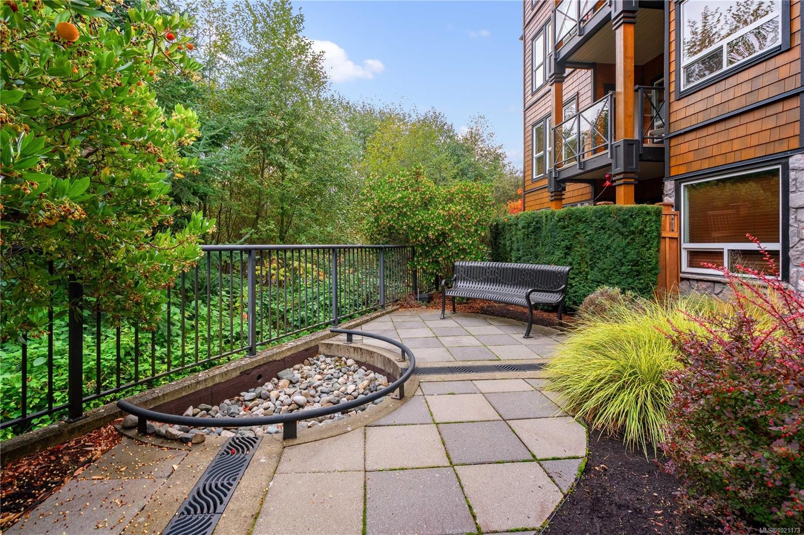 303-101 Nursery Hill Dr, View Royal, BC - Outdoor