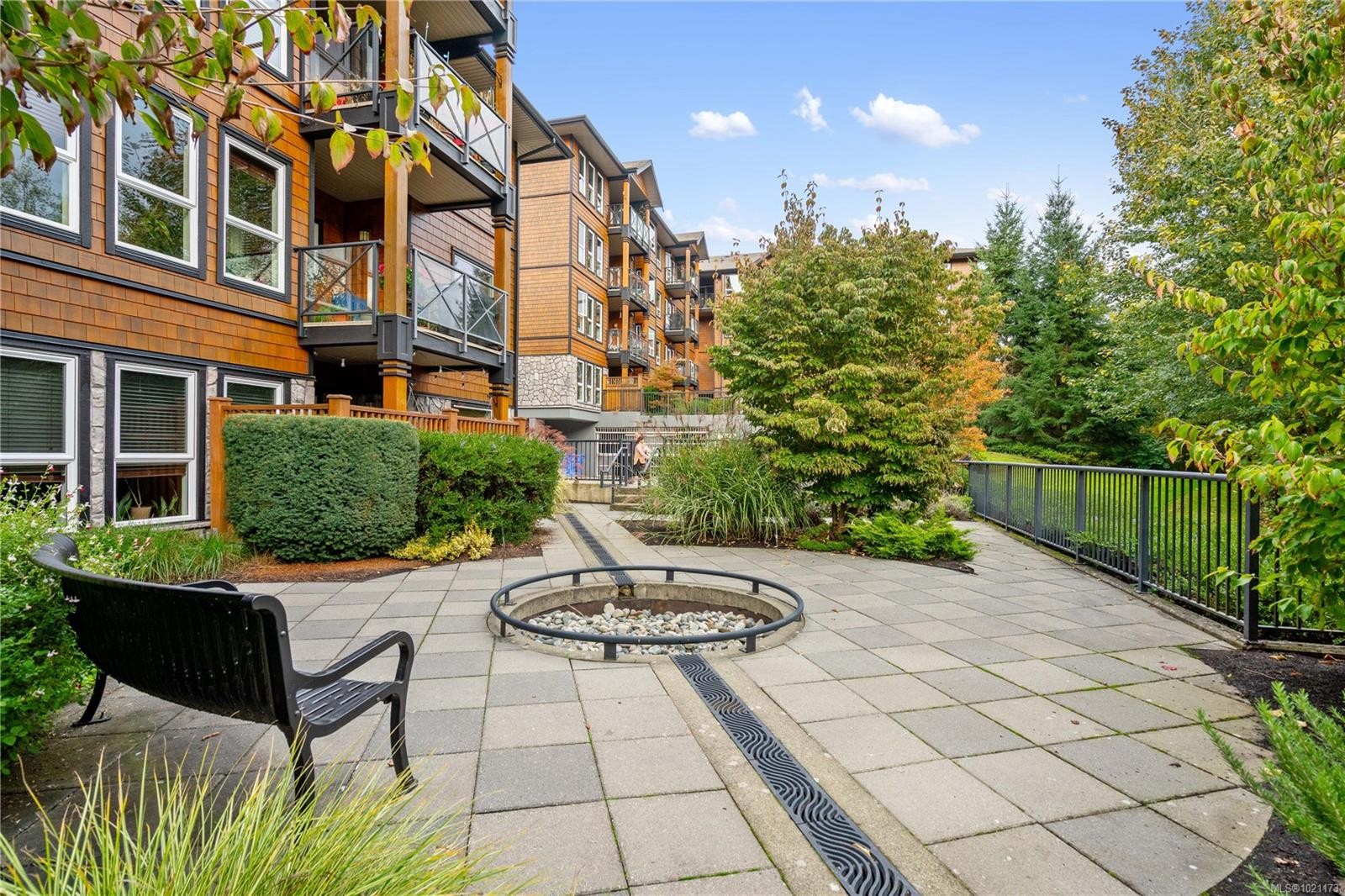 303-101 Nursery Hill Dr, View Royal, BC - Outdoor