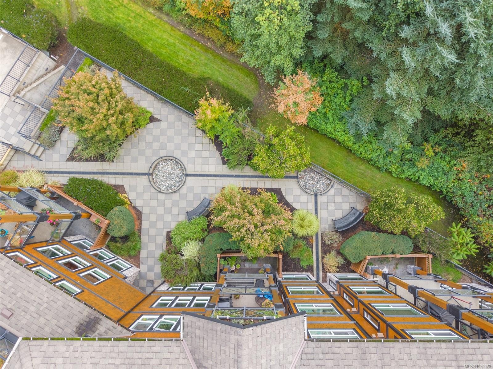 303-101 Nursery Hill Dr, View Royal, BC - Outdoor