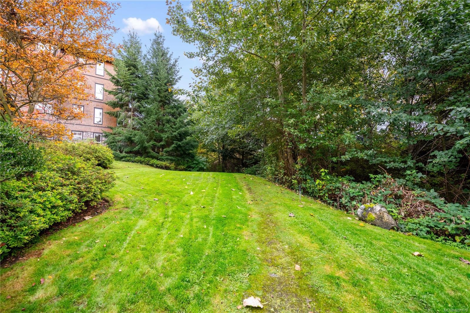 303-101 Nursery Hill Dr, View Royal, BC - Outdoor