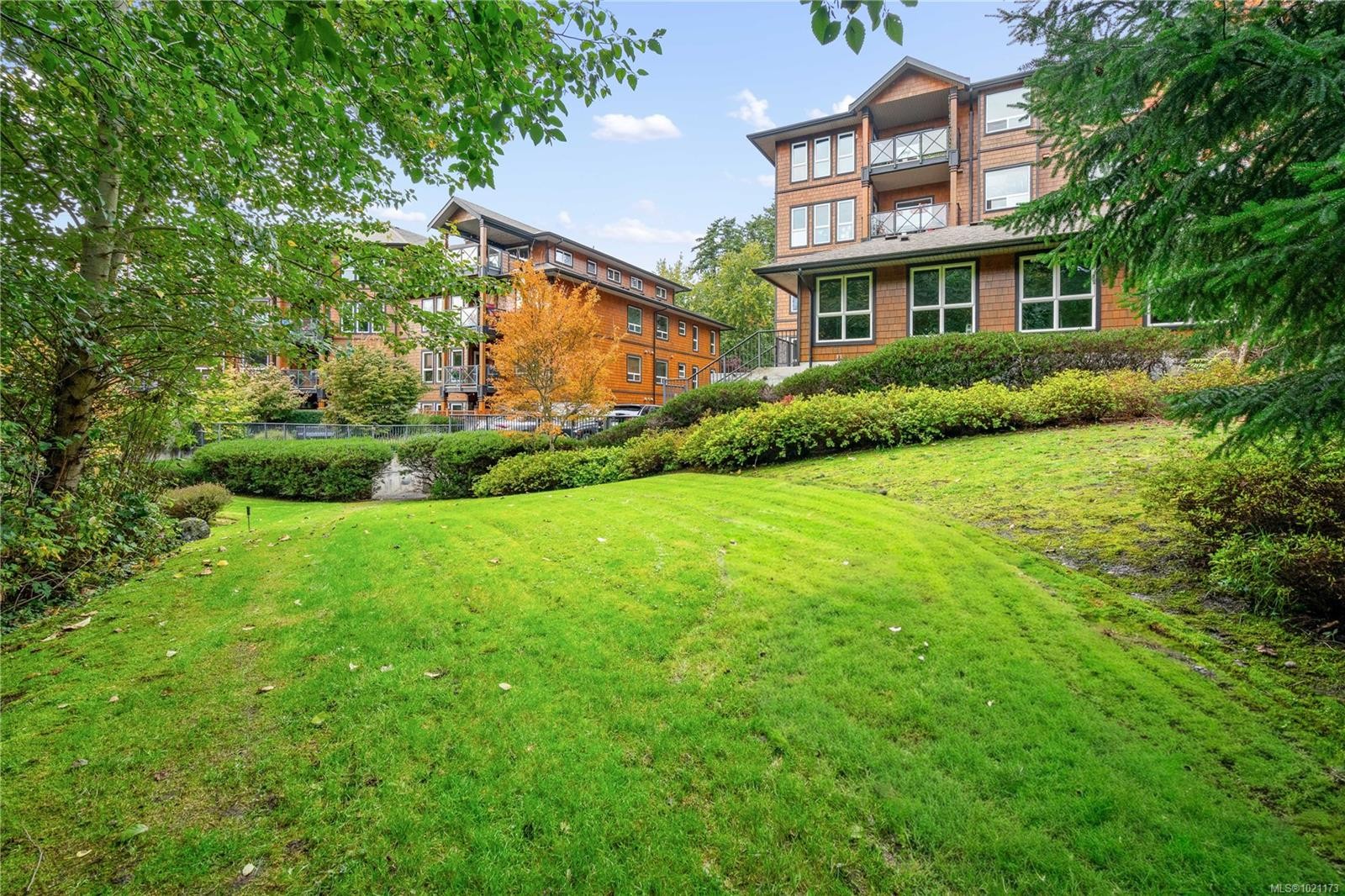 303-101 Nursery Hill Dr, View Royal, BC - Outdoor