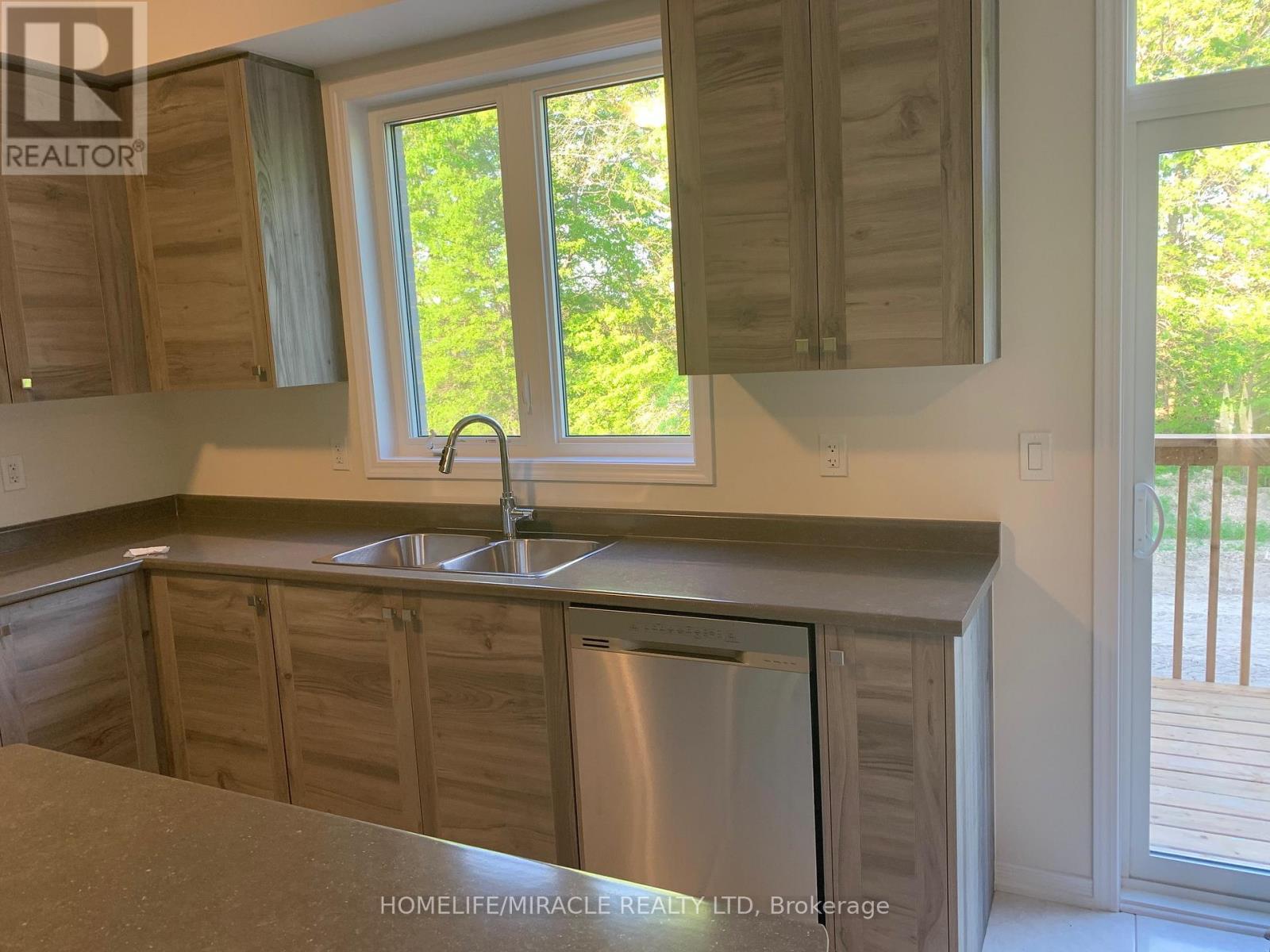 7844 Odell Crescent, Niagara Falls, ON - Indoor Photo Showing Kitchen With Double Sink