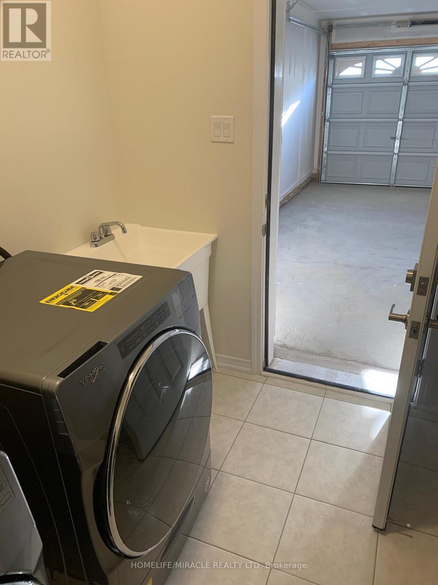 7844 Odell Crescent, Niagara Falls, ON - Indoor Photo Showing Garage