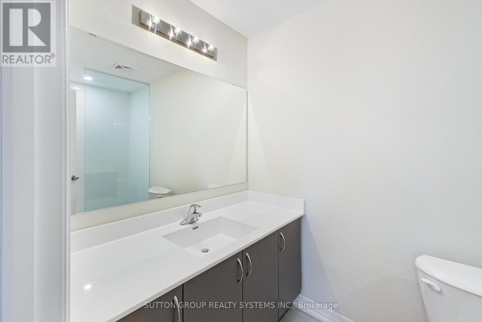 1577 Rose Way, Milton, ON - Indoor Photo Showing Bathroom