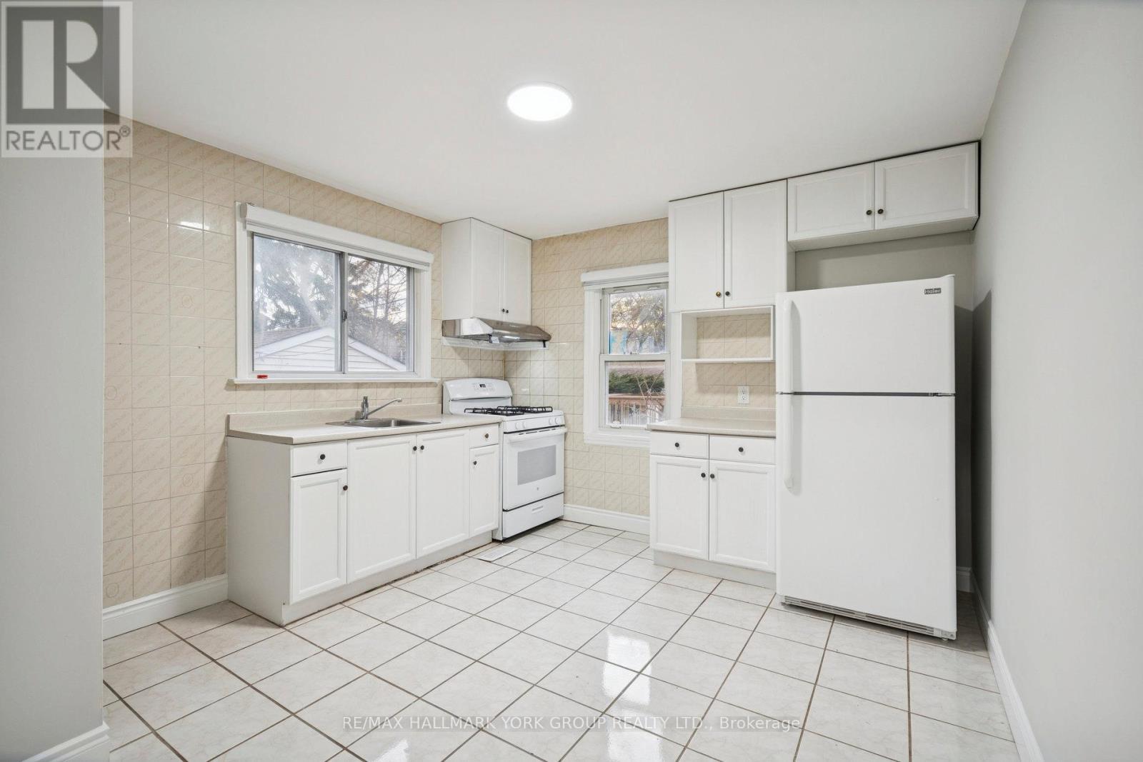 211 Maplehurst Avenue, Toronto, ON - Indoor Photo Showing Kitchen