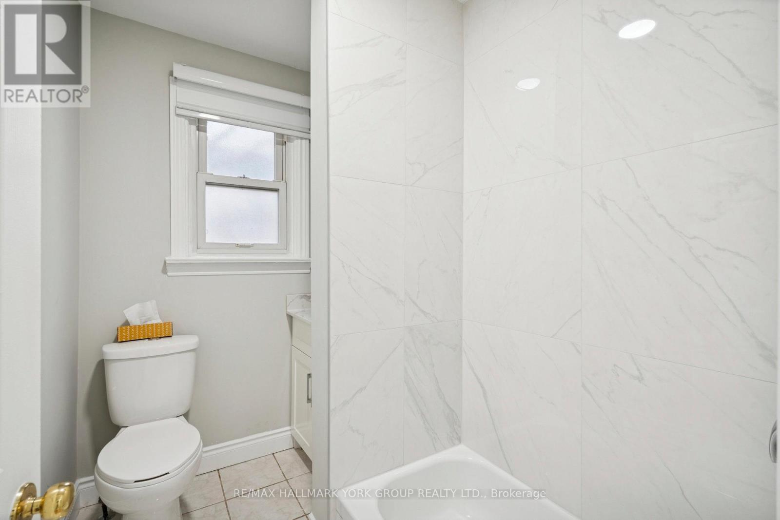 211 Maplehurst Avenue, Toronto, ON - Indoor Photo Showing Bathroom
